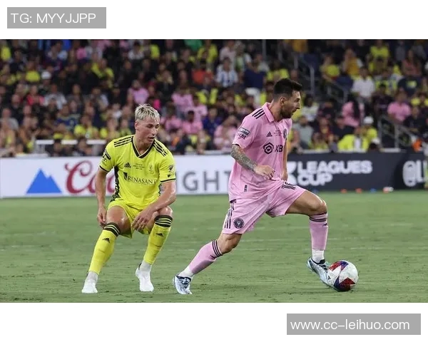 迈阿密国际首失一球门将失误送点苏里奇稳健罚入扳平比分 迈阿密国际首失一球门将失误送点苏里奇稳健罚入扳平比分