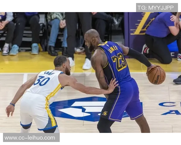 库里积极联系各方寻求好鞋期待一场穿三双不同鞋的精彩比赛 库里积极联系各方寻求好鞋期待一场穿三双不同鞋的精彩比赛