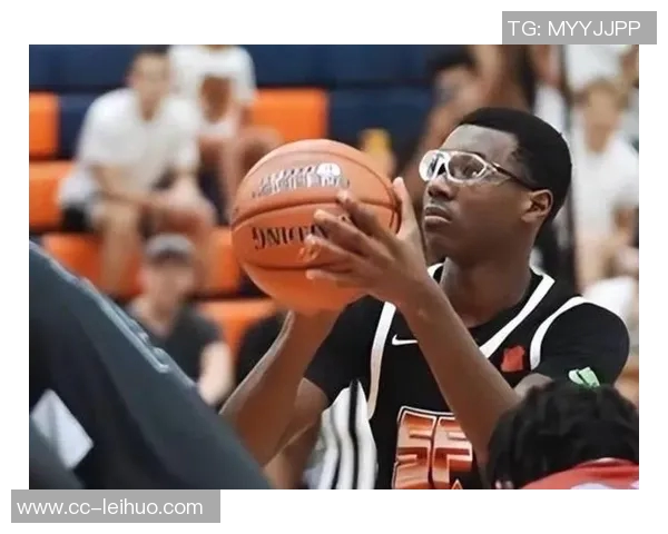 詹姆斯二儿子布莱斯在亚利桑那大学首秀表现出色有望参加2026年NBA选秀